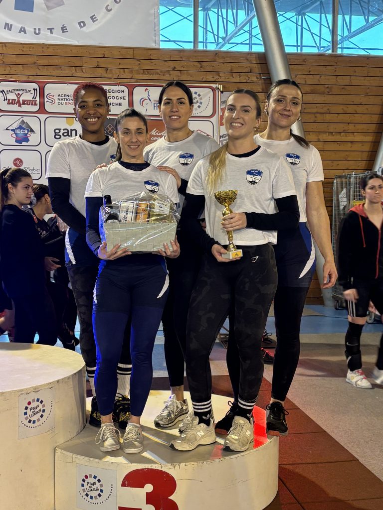 Le 17 janvier 2025, l’Haltérophile Club Marseille disputait le 4e tour National par équipes.
En Nationale 2, les féminines terminent 3e à Luxeuil-les-Bains avec 834,57 points.
En Nationale 1, les garçons prennent également la 3e place à Bordeaux avec 1429,78 points.
Une compétition intense marquée par la combativité, la cohésion et l’esprit d’équipe du club.
Mots-clés SEO : haltérophilie Marseille, tour National par équipes, Nationale 1, Nationale 2, compétition haltérophilie 2025, résultats HC Marseille.